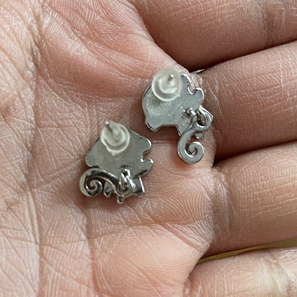 NWOT 1 Pair Monkeys Studded Earrings Jewelry - Picture 2 of 3
